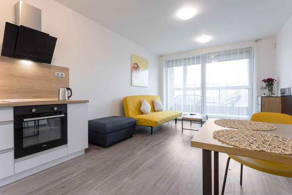 Yellow Apartment With Parking Prague Exterior photo