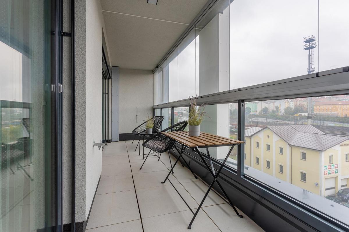 Yellow Apartment With Parking Prague Exterior photo