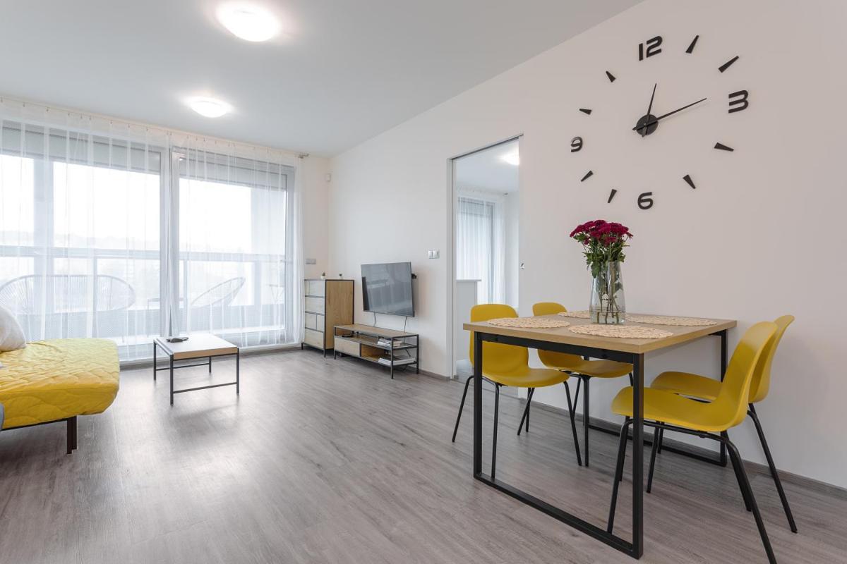 Yellow Apartment With Parking Prague Exterior photo