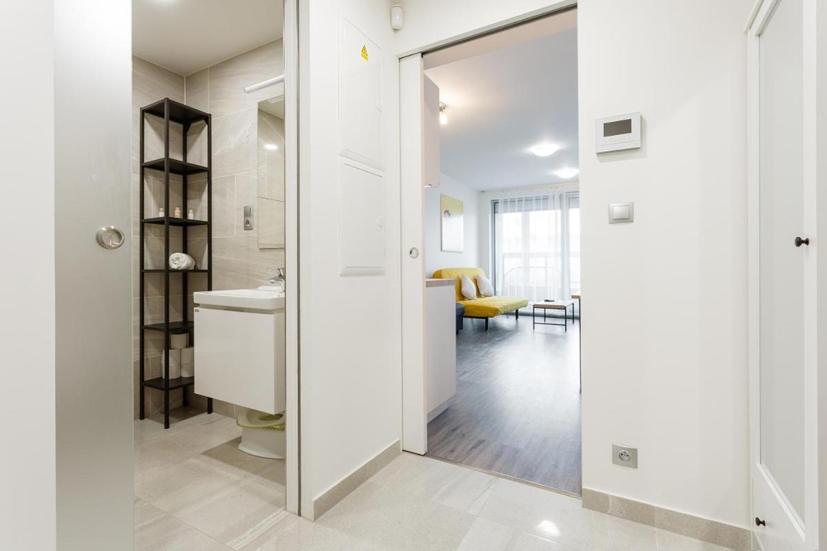 Yellow Apartment With Parking Prague Exterior photo
